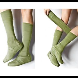 Tom’s olive green wrap boots size 9